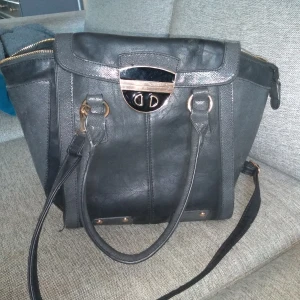 Väska - Snygg svart väska. Guld detaljer! Frakt tillkommer