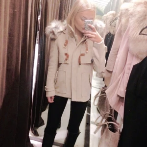  - Zara kappa förra årets modell, super snygg, varm och bekväm. Knappt använd och säljer därför den. Precis fått hem den från kemtvätt och den är i väldigt gott skick! 

Kan posta eller mötas upp i Uppsala! 