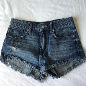 Jeansshorts med slitning  - Superfina jeansshorts! Har tyvärr blivit för små för mig. Använda ett fåtal gånger. Kan mötas i Malmö, köparen betalar ev. frakt.