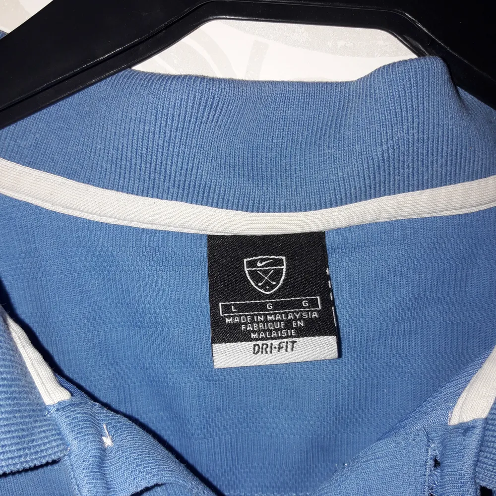 blå oversised pike tröja använt den ett par gånger kondition 9/10.storlek L XL. Skjortor.