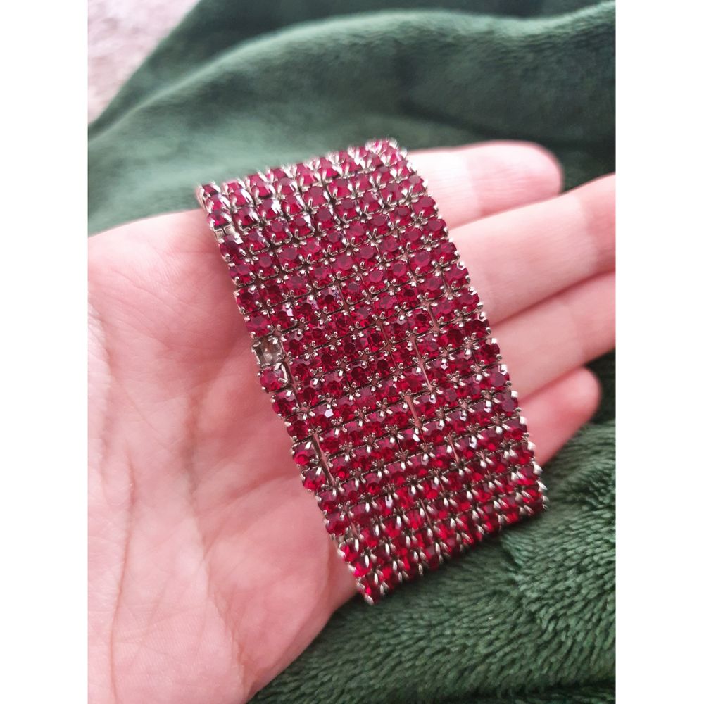 This is a bracelet and a hairpin. The hairpin was a gift from my grandma and is very dear to me, however, I don't use it anymore so I want to find someone for itđž the hairpin will be 50 and the bracelet will be 20. Its It's missing a diamond... Accessoarer.
