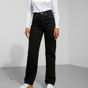 Skitsnygga svarta jeans med vita sömmar från WEEKDAY i modellen Row. Sitter skitbra, aldrig använt!