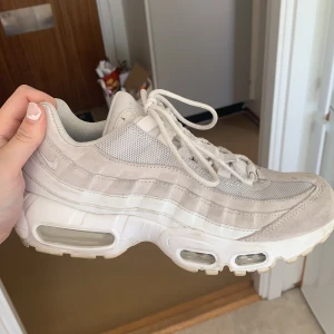 Nike skor - Snygga skor från Nike. Felfria, helt nya ! Använda ksk 1-2 ggr. Frakt tillkommer på 60kr. Priset kan diskuteras 