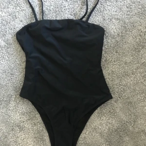 baddräkt st xs - oanvänd baddräkt från nakd, bara testad! justerbara band🥰🥰