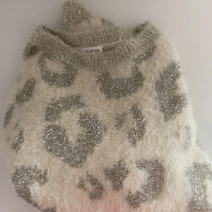 Stickad tröja  - Aldrig använd, sjukt fin. Lite oversize, strl onesize. Köpt för 300kr, perfekt för sommarkvällar