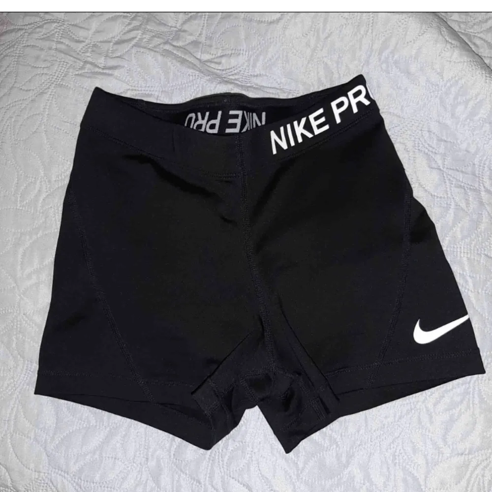Nike shorts i storlek XS, sparsamt använda, frakt 44kr! 🥰. Shorts.