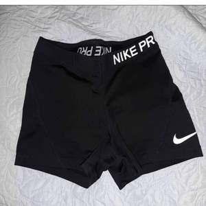 Nike shorts i storlek XS, sparsamt använda, frakt 44kr! 🥰