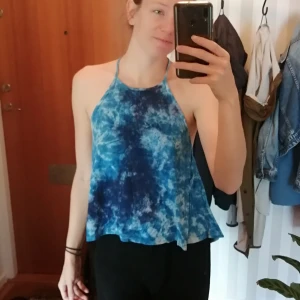 Halterneck linne - Halterneck i blå boatik. Kan nog användas av flera storlekar, tror till och med att det är fördel att vara större än mig (S). Knyt i nacken och öppen rygg, you know the deal 😉