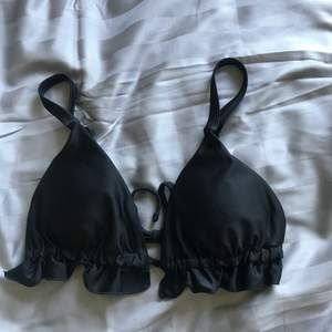 En super fin svart bikini topp som man knyter fast, säljer då jag har en till likadan i en annan storlek!