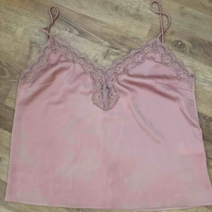  - Rosa silkigt linne från bikbok strl L 40:- plus frakt. 