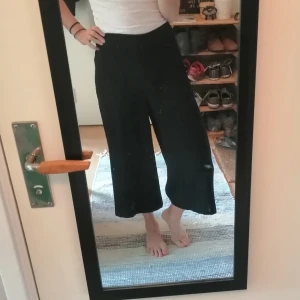 Vida vadlånga kostymbyxor - Mjuka följande byxor i kostymbyxeliknande material. 