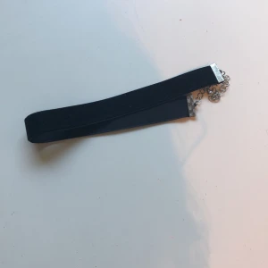 Svart chocker i sammet - Sammetsmaterial. Oanvänd.  Frakt: 10kr