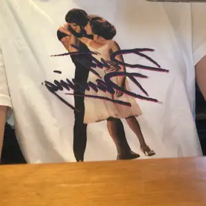 Den här fina Dirty Dancing tröjan för Bershka säljer jag för 50kr! Frakt kostar 22kr (totalt 72kr) Hör av er om ni undrar något eller är intresserade 🥰🥰