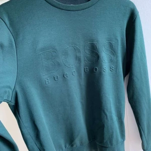 Hugo boss dress - Hugo boss dress säljes för 1300 hela dressen går o köpa separat nypris 2600kr storlek small på byxorna och tröja 