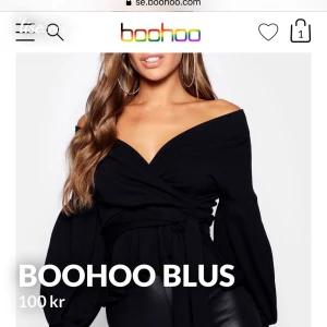 Blus - Blus från Boohoo, kan ha som off shoulder men även på axlarna.🤗