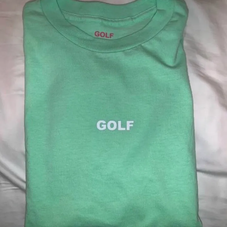 Äkta Golfwang tröja som inte längre säljs. Kostade mig runt 770 kr med frakt och tull och så från USA! Älskar färgen, lite tveksam på om jag ens vill sälja 😭 i nyskick . T-shirts.