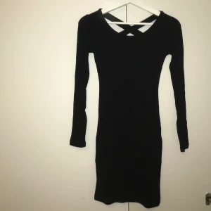 Klänning - Svart klänning med stretch från chiquelle. Som ny!