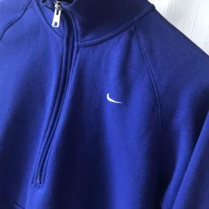 Nike zip-up tröja - Mörkblå/lila, frakt 66kr, står L men skulle mer säga S
