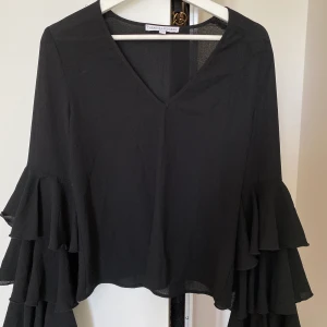 Blus Therese Lindgren - Svart blus från Therese Lindgren i strl S. Använd fåtal gånger. Kan mötas upp i Västerås annars står köparen för frakt.