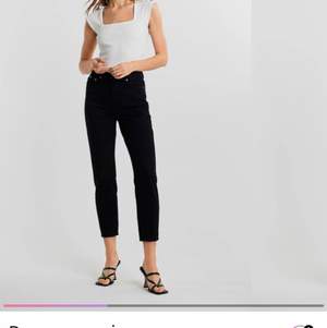 Dagny mom jeans ifrån Gina tricot i svart. Säljer då dom blivit för små för mig. Byxorna är storlek 38 men skulle säga att de är mer 36. Frakt tillkommer