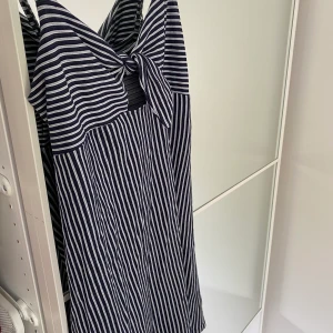 Gina klänning, storlek S - Jätte gullig klänning frpn Gina tricot köpt förra året. Säljer pågrund av att den är för kort för mig, jag är 177. Nyköpt för ca 300kr tror jag! Säljer för 60kr+frakt