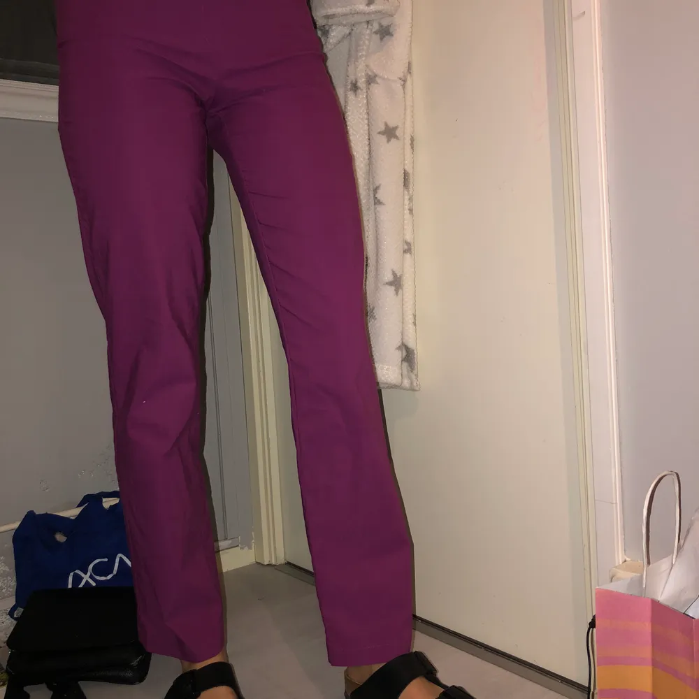 Kostymbyxor i en lila/rosa färg!🌸  en italiensk 42’a i storleken, motsvarar 36/38 och är snyggt långa i benen🍒 (personen på bilden är storlek 36) . Jeans & Byxor.