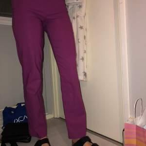 Kostymbyxor i en lila/rosa färg!🌸  en italiensk 42’a i storleken, motsvarar 36/38 och är snyggt långa i benen🍒 (personen på bilden är storlek 36) 