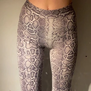 Orm byxor  - INTRESSEKOKL!! Dessa är väll använda och köpte dessa år 2019 i Spanien,bershka. Sitter väldigt fint men säljer pgr av att dem inte används. Dem har alltid varit väldigt små i midjan att få på men det är bara dra så åker dem på! För mer info och bilder kontakta mig🤎🤎 ny pris i butiken var 60€
