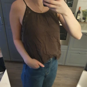 Grönt linne från target - Grönt linne med detaljer i ryggen. Inköpt på target och sparsamt använd.