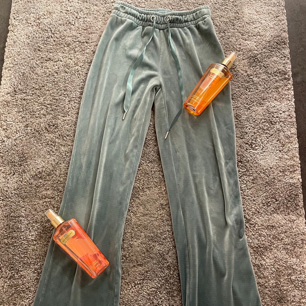 Jätte snygga turkosa velour/sammet hightwaist mjukisar som är vida där nere!❤️säljes pga ingen användning längre💖från Gina o nypris tror jag är 229kr👍dessutom är de utsålda o finns it mer att köpa☺️de passar i princip alla stilar skulle jag säga!💖jätte sköna o har inga skador🥰vid fler intresserade blir det budgivning👍snygga med en hoodie elr vit tröja❤️frakten går på 48kr👍. Jeans & Byxor.