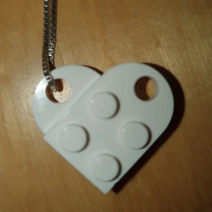 Heart lego necklace<3 - Jätte fin "heart lego necklace" i färgen vit❤️ (priset går att diskutera:)