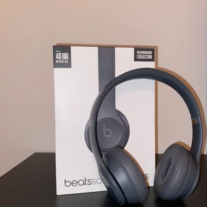 Beats by dre solo3 wireless - Asphalt grey. 40h batteri tid. Låda med fodral, laddare och  sladd till telofon (AUX) Helt nya! Nypris 1990kr. Öppnar för budgivning vid intresse. Köparen står för frakt.