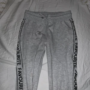 Mjukisbyxor - Andvända ganska mycket men fortfarande väldigt fina, andvänder inte längre därför säljer jag dessa!