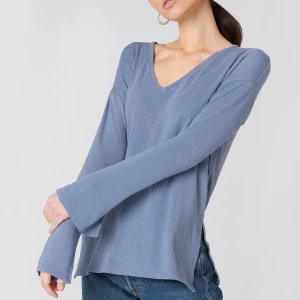 Tröja med Slit - Blåa tröja med slit från Na-Kd. Otroligt fin tröja jag tyvärr måste säja pga för stor. Stl M men passar även L/XL💞