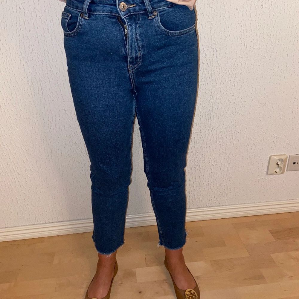 H&M jeans, korta vid ben . Jeans & Byxor.