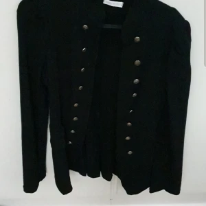 Kavaj  - Kavaj av bomull de är knappar men går ej att stänga den ska va öppen, använd 2 gånger, är tyvärr för stor. 