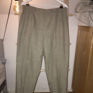 Beiga kostymbyxor - Beiga kostymbyxor, perfekt som basplagg. Mer bilder finns vid intresse:))