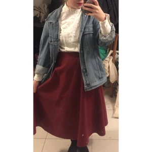 Vintage retro vinröd långkjol - Säljer denna underbara kjol då den tyvärr einte kommer till användning... mycket god kvalitet, äkta antikvitet.