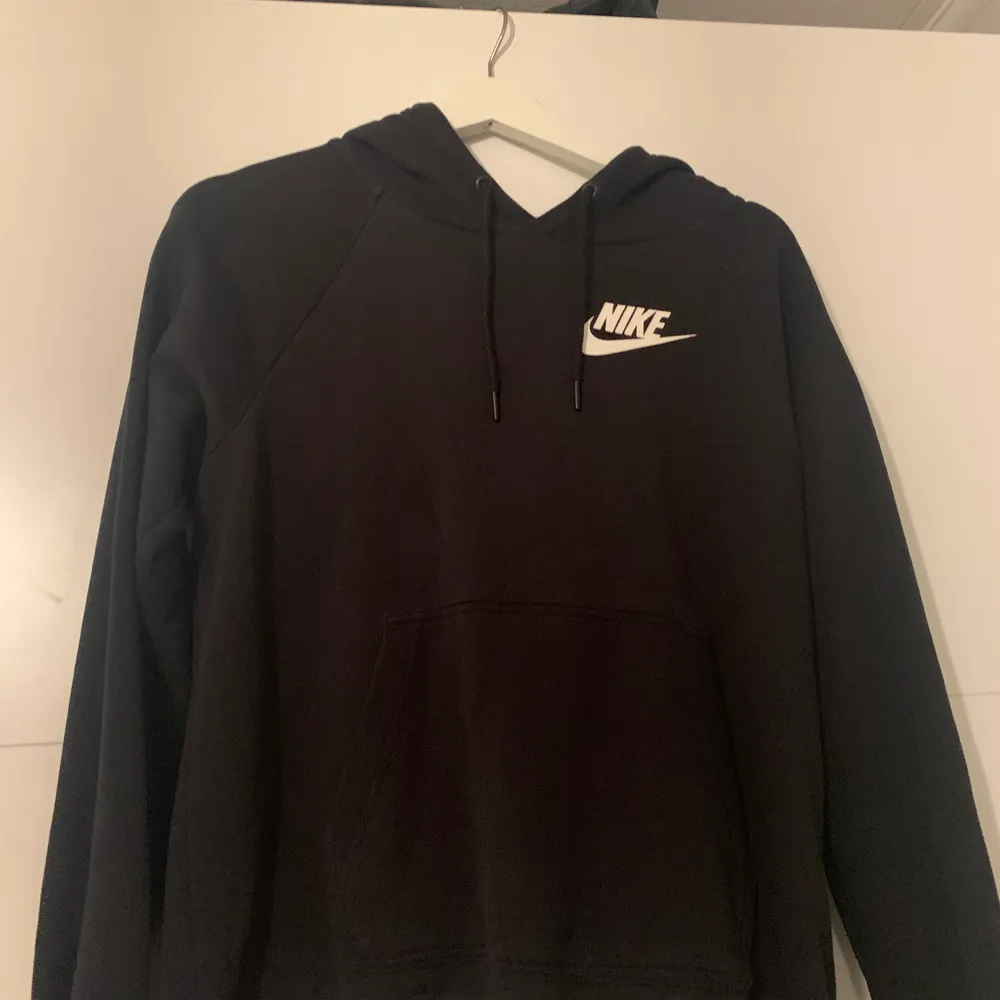 Nike hoddie i stl S från junkyard, köparen står för frakten. Hoodies.