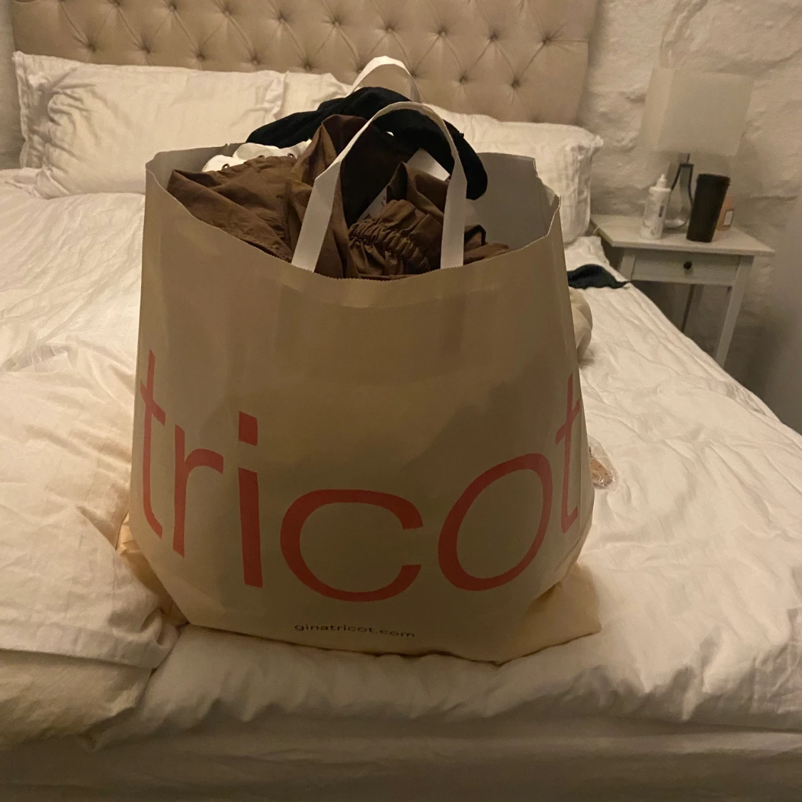 En hel påse med NYA kläder