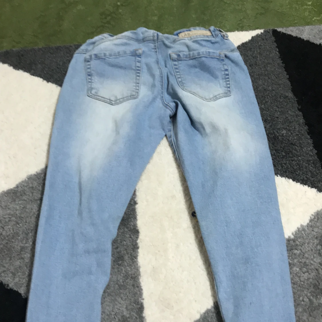 Blåa jeans med hål - 91