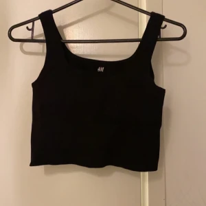 Träningstopp från HM - Träningstopp med vaddering. Köpt från HM, aldrig använd. Strl S. Croppad