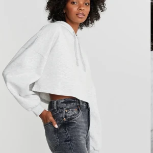 Grå hoodie  - Säljer denna gråa hoodie! Köptes för 249kr och säljer för 120kr+frakt. Croppad och snören vid luvan.storlek m men passar mig som är s. Fraktar bara. Kontakta vid intresse eller om du har några frågor💜