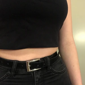 Svart skärp - Svart skärp i velvet med silverdetaljer! Använt 1 gång.