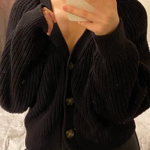 Stickad kofta  - Använd fåtal gånger🌟 ligger bara och tar plats i min garderob 