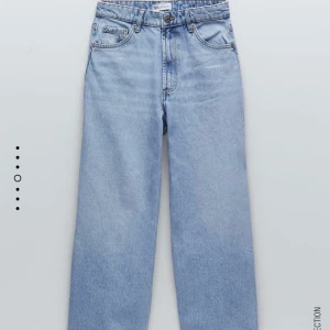 Mom/raka jeans stl 32 - Aldrig använda, stl 32. Lappen kvar! Från Zara. Köpta för ca 400kr. Första bilden är lånad