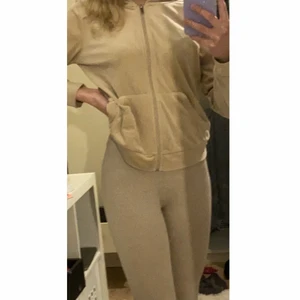 Velour tröja  - Zip tröja från Gina, storlek m, bra skick, frakt kan variera runt 60 kr