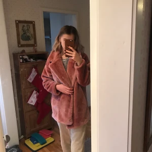 Rosa jacka från Monki - En jättefin rosa jacka från Monki i storlek S! Den har fått två hål innanför jackan som syns på tredje bilden men det är inget som syns, det är nog lätt att laga också. Hör av er om ni är intresserade eller har några frågor❤️ 