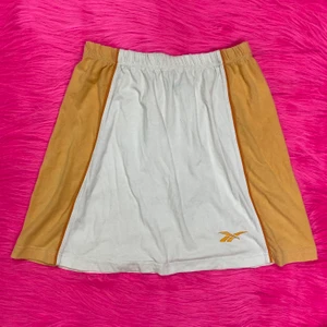 Reebok Tenniskjol  - Tänkte se om det finns något intresse av denna tenniskjol. Köpte online men den var inte som jag förväntade mig. Storlek M, är urtvättad. Kanske går att få bort? Syns på sista bilden. SafePay knappen är aktiverad så det går att köpa direkt utan att behöva meddela! Tar annars swish! Använder helst Safepay då det blir säkrare för båda (Safepay tar 10% av betalningen och spårbar frakt på 66kr är inräknad i priset) Om du lägger upp en Instagrambild på ditt köp så får du gärna tagga @thewearbones för att bli featured 🧚🏼🥂 (Skriv gärna om du har eventuella frågor!) 