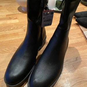Boots med högt skaft från Zara, storlek 38  - Boots med högt skaft från Zara i storlek 38. Aldrig använda och prislappen sitter kvar. 